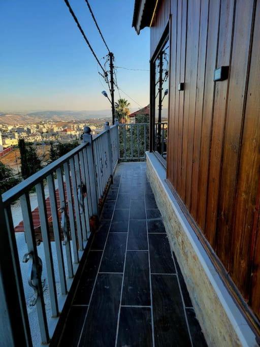 Atoom Lodge Jarash Exterior photo